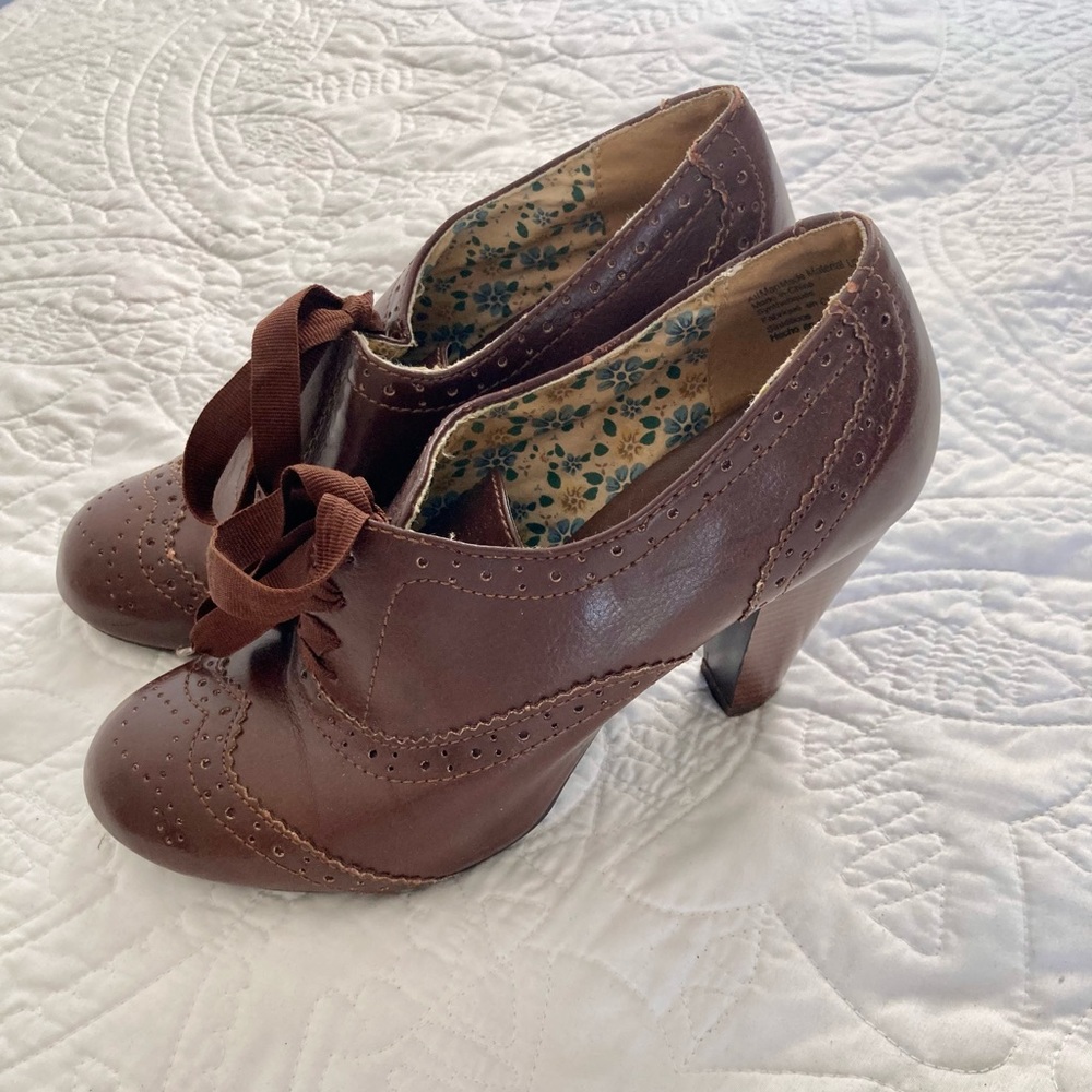 Vintage-style American-Eagle Heels